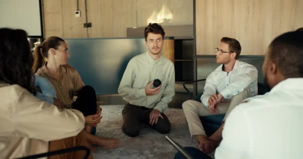 シャツを着ている男性は オフィスの人々のためのグループセラピーで彼の意見を与えます — ストック動画