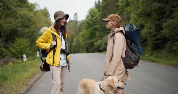 Zwei Mädchen Eine Blondine Und Eine Brünette Stehen Touristischer Wanderkleidung — Stockvideo
