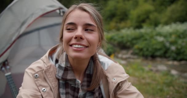 Портрет Счастливой Девушки Блондинки Туристки Сидящей Возле Палатки Фоне Леса — стоковое видео