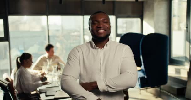 Beyaz Gömlekli Başarılı Bir Adamı Kollarını Göğsüne Bağladı Gülümsedi Yerindeki — Stok video