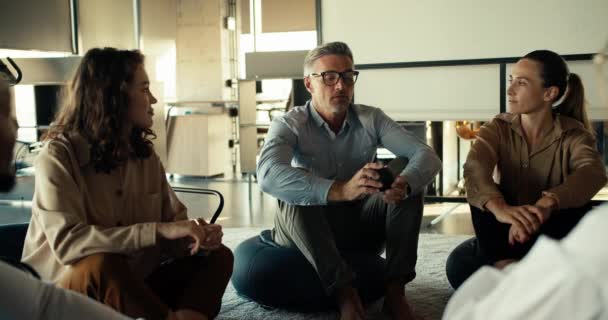 Hombre Mediana Edad Pelo Gris Gafas Traje Negocios Habla Experiencia — Vídeos de Stock