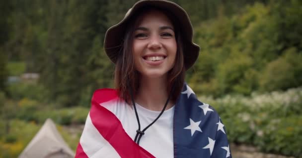 Una Morena Feliz Con Sombrero Verde Envuelta Bandera Los Estados — Vídeos de Stock
