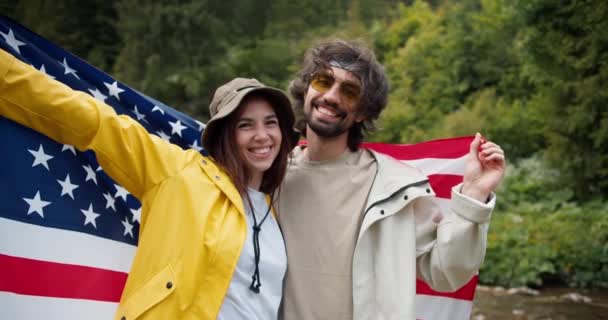 Brunette Jongen Meisje Poseren Bewonderen Hieven Amerikaanse Vlag Tijdens Hun — Stockvideo