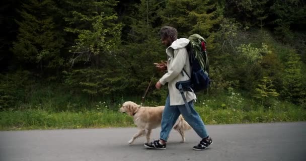 Turistlerden Oluşan Bir Adam Orman Yolunda Açık Renkli Köpeğiyle Birlikte — Stok video