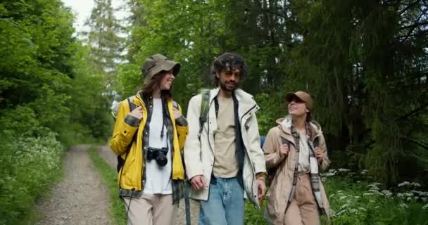 Ein Mann Und Zwei Mädchen Spezieller Wanderkleidung Gehen Einen Pfad — Stockvideo