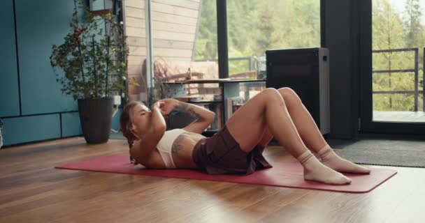Blond Flicka Vit Topp Gör Övningar För Att Stärka Magmusklerna — Stockvideo