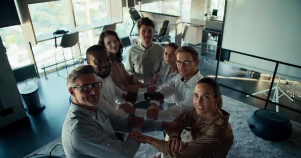 Pov 信任的团体疗法 一群身穿工作服的人在等着一个人掉进他们的怀里 办公室里的信任疗法 — 图库视频影像