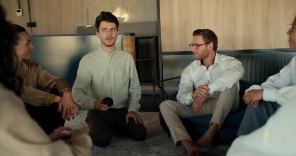 Ofis Çalışanlarından Oluşan Bir Ekiple Iletişim Takım Elbiseli Insanlar Birbirleriyle — Stok video