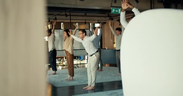 Oversigt Gruppe Forretningsfolk Business Påklædning Laver Yoga Pause Arbejdspladsen Opretholdelse – Stock-video