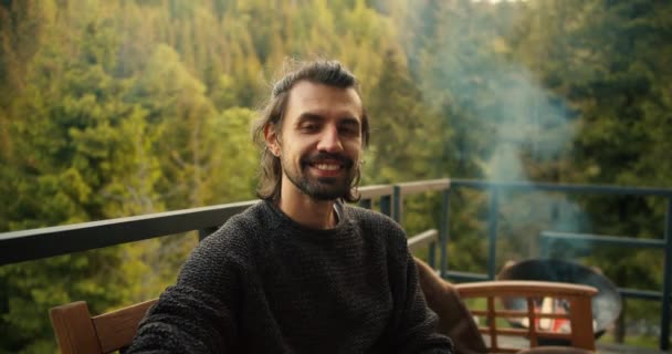 Joven Moreno Suéter Verde Posa Picnic Con Vistas Las Montañas — Vídeos de Stock