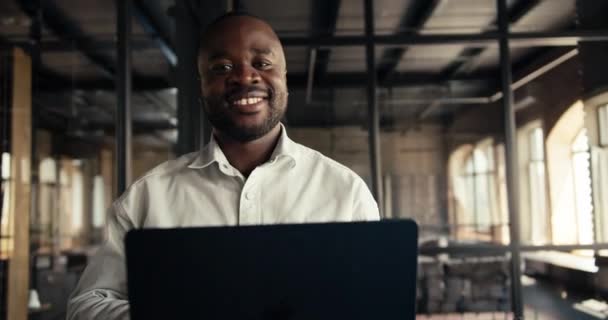 Ein Junger Männlicher Geschäftsmann Mit Schwarzer Hautfarbe Weißem Hemd Läuft — Stockvideo