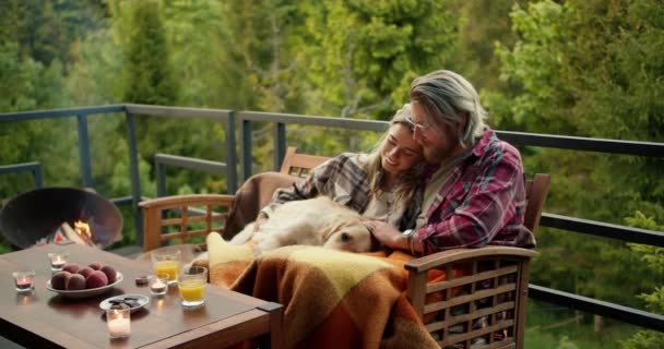 Gözlüklü Sarışın Bir Adam Sarışın Bir Kız Kanepede Oturup Orman — Stok video