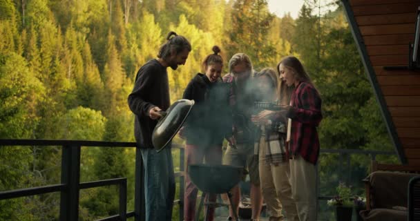 Lima Teman Memasak Makanan Atas Panggangan Balkon Sebuah Rumah Pedesaan — Stok Video