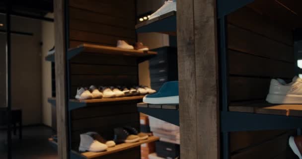 Огляд Нової Колекції Взуття Яка Відображається Полицях Приємним Жовтим Сяйвом — стокове відео