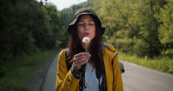 Šťastná Brunetka Dívka Turista Speciálním Oblečení Pro Pěší Turistiku Žluté — Stock video