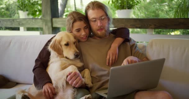 Happy Family Guy Blonde Girl Together Dog Goods Online Store — стокове відео
