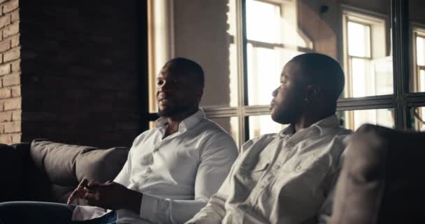 Δύο Επιχειρηματίες Κάθονται Ένα Ηλιόλουστο Γραφείο Και Κουβεντιάζουν Μαύροι Εργαζόμενοι — Αρχείο Βίντεο