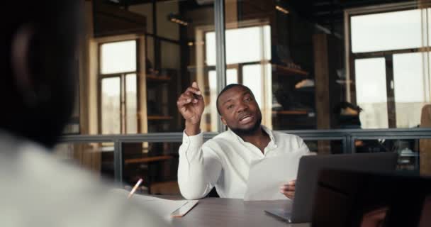 Pov Üzleti Találkozó Két Üzletemberrel Feketével Fehér Ingben Egy Üzlet — Stock videók