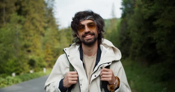 Büyük Sarı Gözlüklü Esmer Bir Turistin Portresi Bir Dağ Ormanının — Stok video
