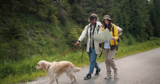 Хлопець Дівчина Турист Спеціальному Пішохідному Одязі Разом Своїм Світлим Собакою — стокове відео