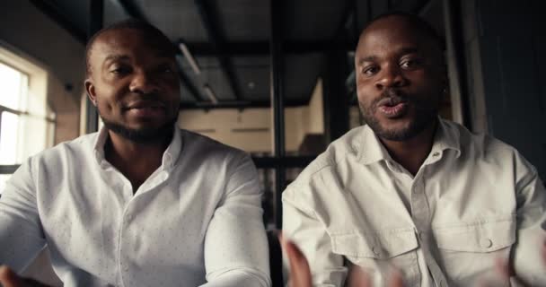 Primera Persona Ver Videoconferencia Hombres Negocios Negros Con Camisas Blancas — Vídeo de stock