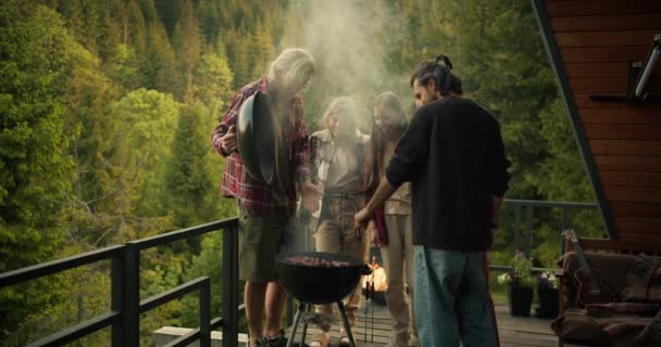 Group Friends Picnic Guy Red Shirt Lifts Lid Barbecue Thick — Stock Video