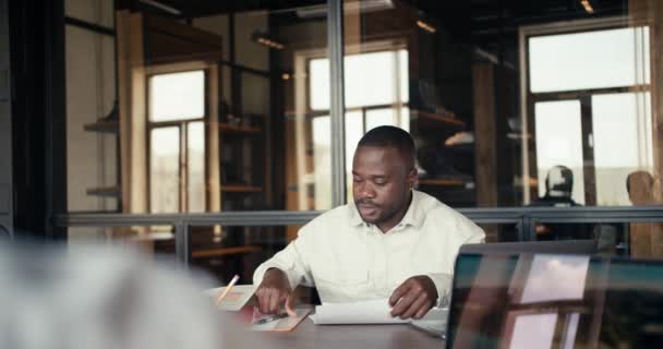 Birinci Şahıs Görüşü Ofiste Çalışan Beyaz Gömlekli Iki Siyah Adamı — Stok video