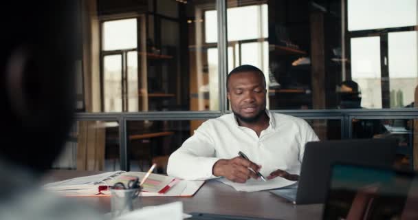 Vederea Pov Doi Oameni Afaceri Pielea Neagră Cămăși Albe Vorbește — Videoclip de stoc