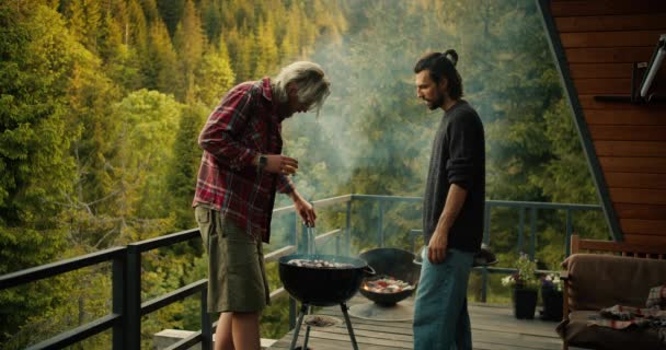 Two Guys Fry Sausages Grill Grill Man Red Shirt Turns — Αρχείο Βίντεο