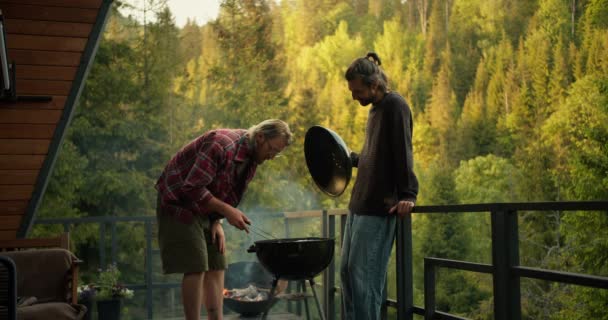 Kırmızı Ekose Gömlekli Sarışın Bir Adam Izgarada Sosis Pişiriyor Esmer — Stok video