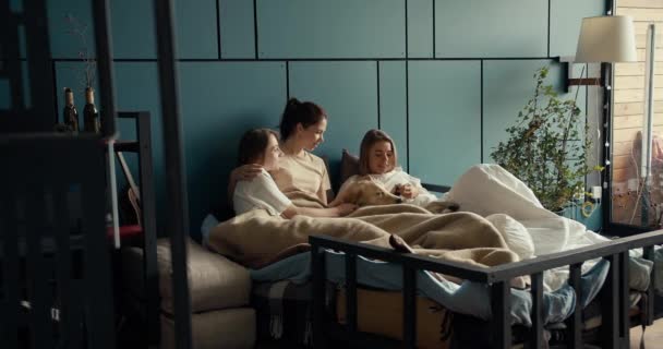 Тріо Дівчат Лежить Ліжку Своїм Легким Кольоровим Собакою Балачкою Сучасна — стокове відео