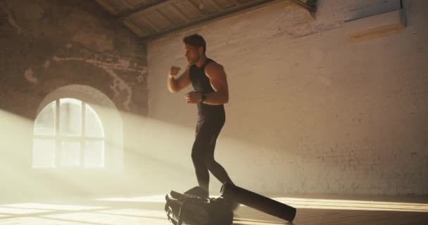 Muž Černé Letní Sportovní Uniformě Zabývá Fitness Praxe Boxerské Údery — Stock video
