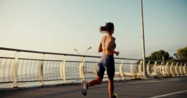 Spor yaz üniformalı, sabah koşuya çıkan mutlu atletik bir kızın en iyi görüntüsü..