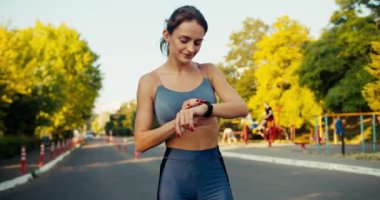 Spor üniformalı bir kız zamanı ve hızı rekorunu kırıyor. Sportif başarıların..