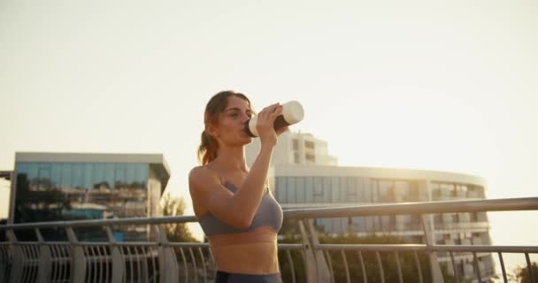 Glückliches Mädchen Sportlicher Sommeruniform Trinkt Morgens Wasser Aus Einer Speziellen — Stockvideo