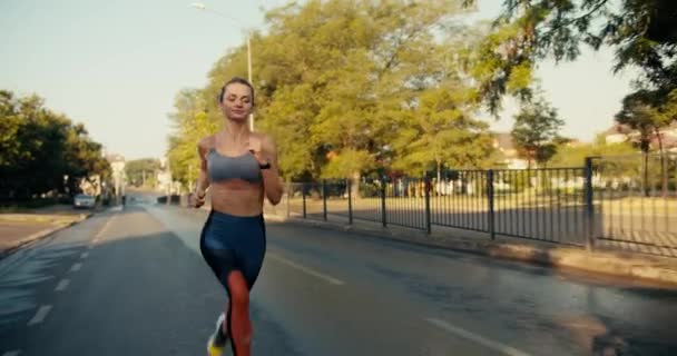 Panoramica Una Ragazza Forma Uniforme Sportiva Che Jogging Lungo Strada — Video Stock