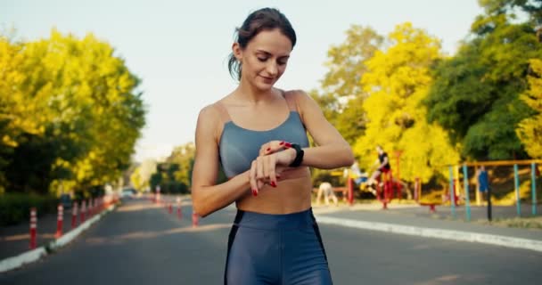 Een Sportmeisje Een Sportzomeruniform Neemt Tijd Rent Snelheid Sportieve Prestaties — Stockvideo