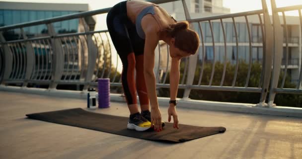 Ein Mädchen Sportlicher Sommeruniform Macht Morgens Yoga Auf Einem Speziellen — Stockvideo