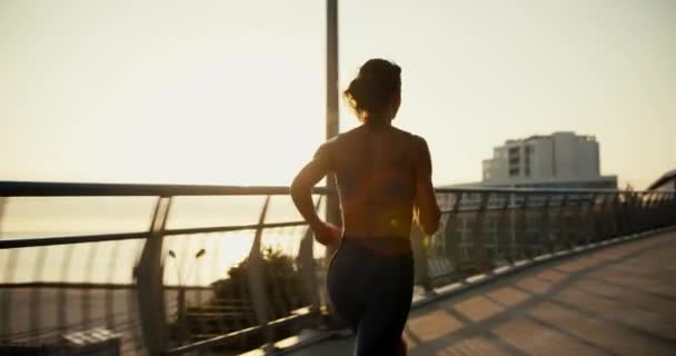 Een Meisje Een Sportuniform Jogt Avonds Tegen Achtergrond Van Prachtige — Stockvideo