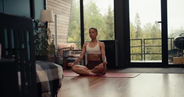 Una Chica Rubia Top Blanco Con Tatuajes Dedica Meditación Yoga — Vídeo de stock