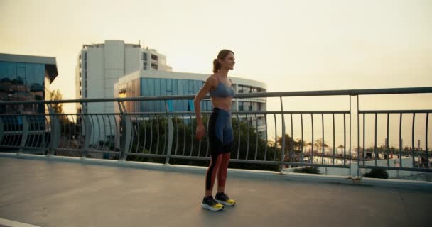 夏のスポーツ制服の女の子が朝走る前に暖まります 朝のランニングと健康的なライフスタイル — ストック動画