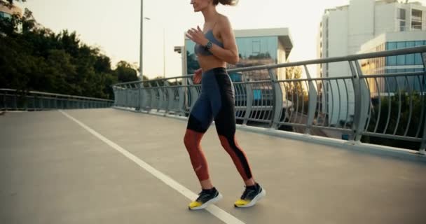 Spor Giyim Giymiş Genç Bir Kızın Sabah Koşmadan Önce Koşup — Stok video