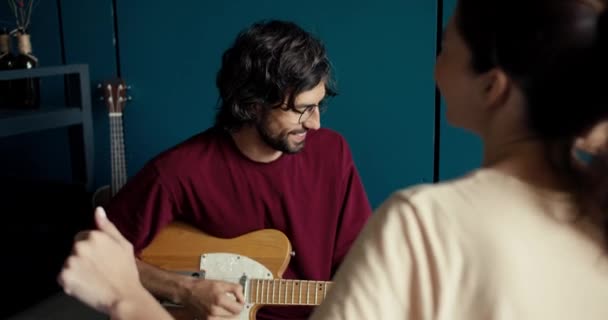 Homme Brune Lunettes Dans Shirt Rouge Foncé Joue Guitare Électrique — Video