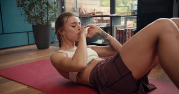 Blondýnka Bílém Top Tetováním Dělá Cvičení Posílení Břišní Svaly Speciální — Stock video