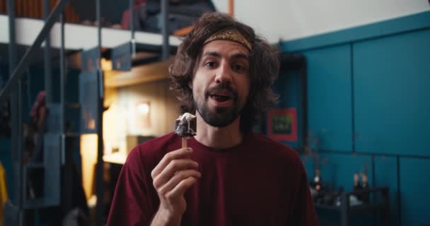 Boldog Ember Patlaty Haj Szakállal Piros Pólóban Eszik Fagylaltot Néz — Stock videók