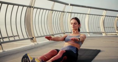 Özel yaz üniformalı mutlu bir kız, basını sokaktaki özel bir paspasın üzerinde güçlendirir. Sabah egzersizi aktif yaşam biçimi.