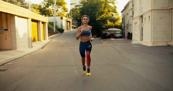 Sportovní Dívka Sportovní Letní Uniformě Běhá Dvorcích Ulici Ráno — Stock video