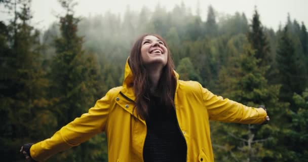 Uma Menina Feliz Uma Jaqueta Amarela Fica Contra Fundo Uma — Vídeo de Stock