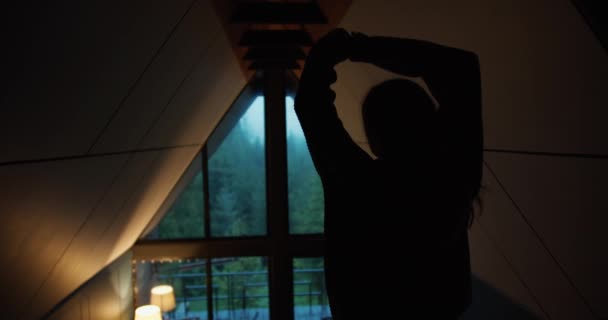 山の緑の森の窓を眺め 伸びている少女のシルエット 高品質で撮影されたビデオ — ストック動画
