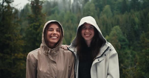 Zwei Mädchen Hellen Jacken Mit Kapuzen Freuen Sich Über Den — Stockvideo
